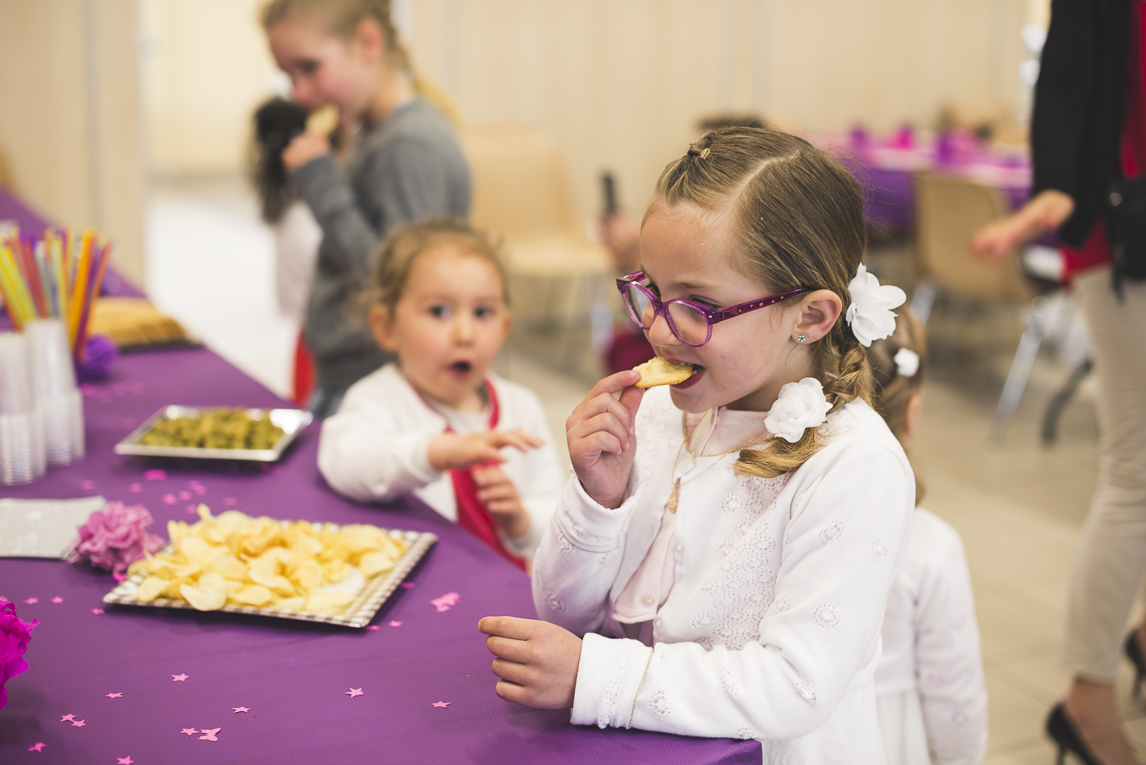 Baptême à Mondavezan - Enfants mangeant des chips - Photographe de famille