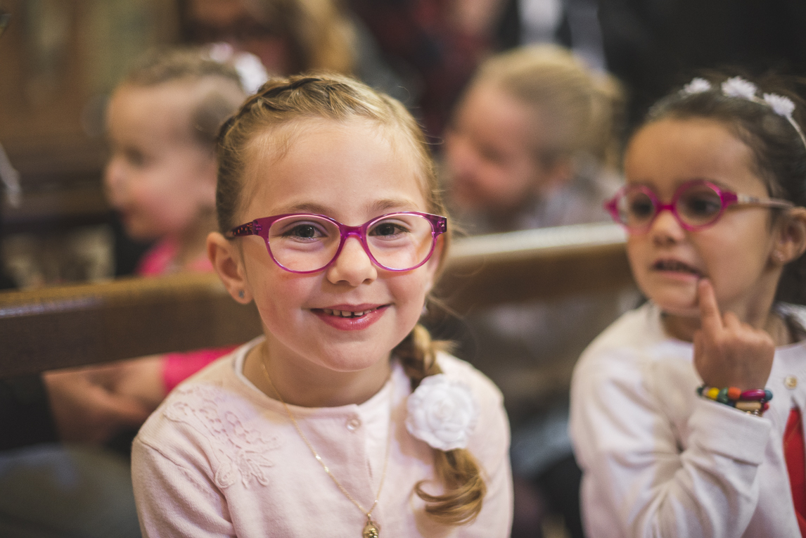 Baptême à Mondavezan - petite fille souriant - Photographe de famille