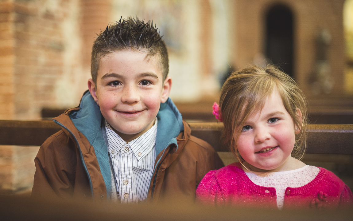 Baptême à Mondavezan - deux enfants souriant - Photographe de famille