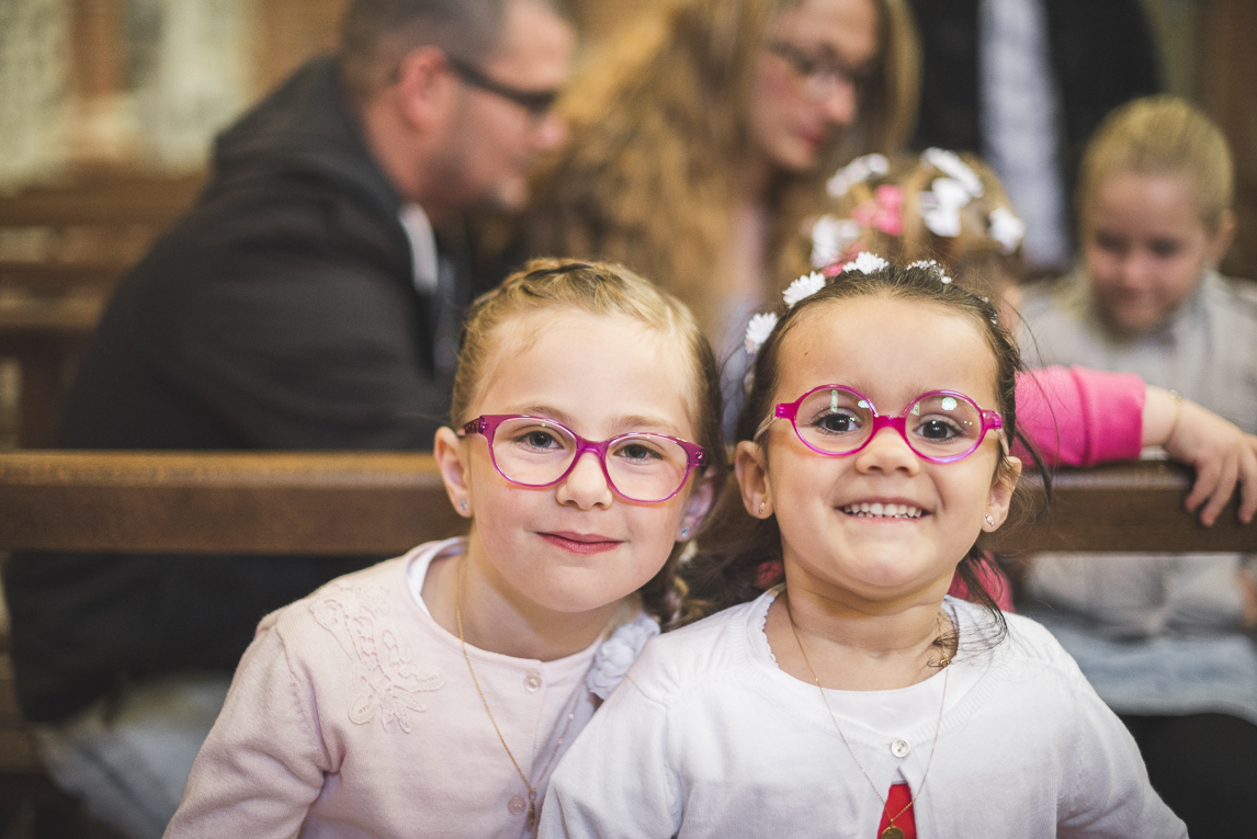 Baptême à Mondavezan - deux petites filles souriant - Photographe de famille