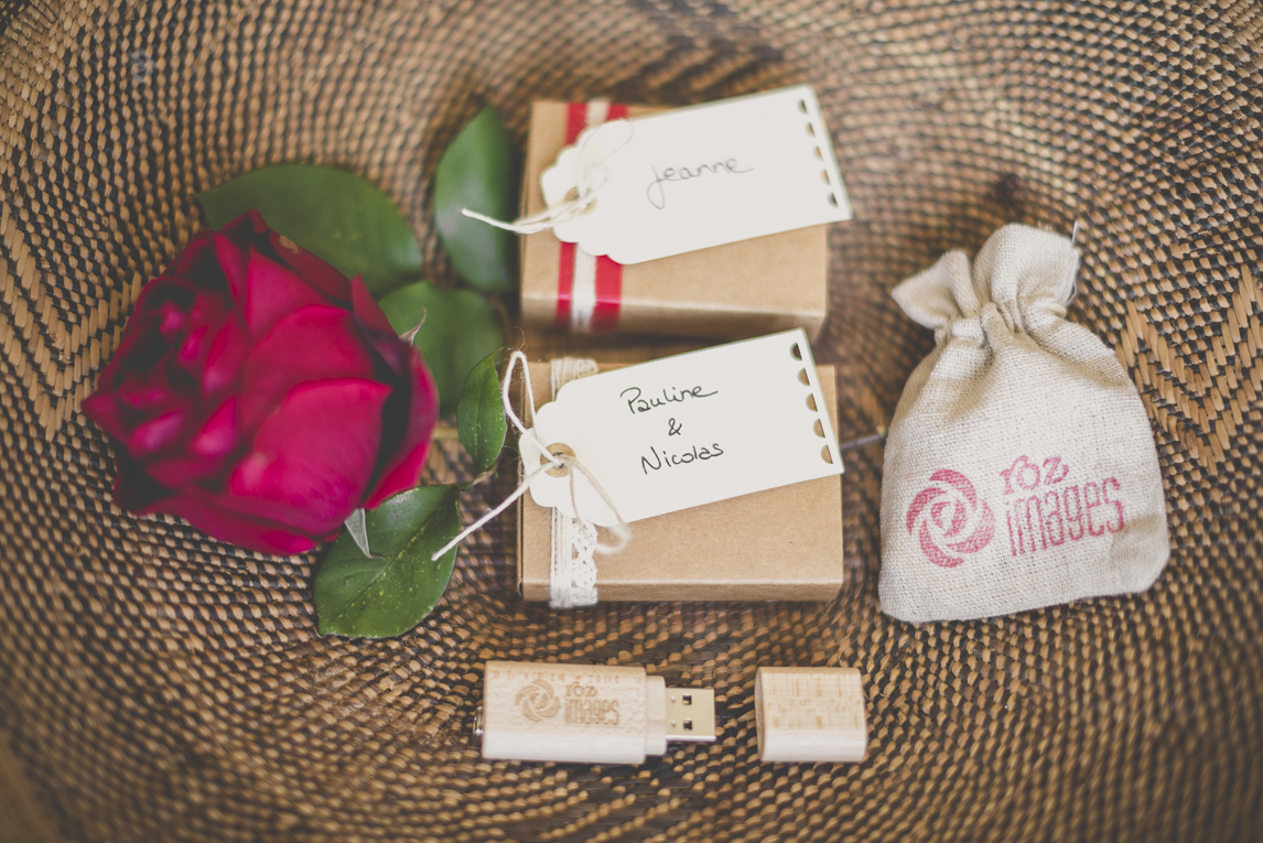 Clé USB et packaging pour Photographe - clé USB personnalisée près de petites boites et petits sacs en tissu - Photographe Toulouse