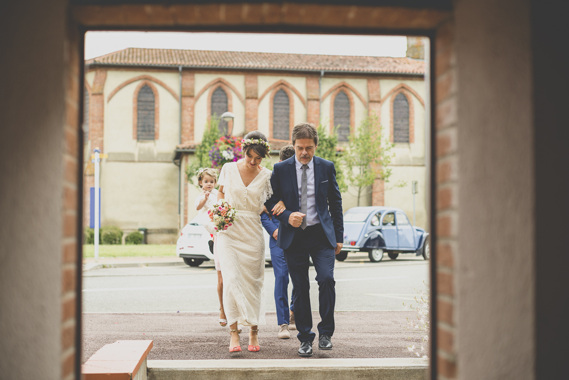 Reportage mariage Toulouse - entrée dans la mairie - Photographe mariage