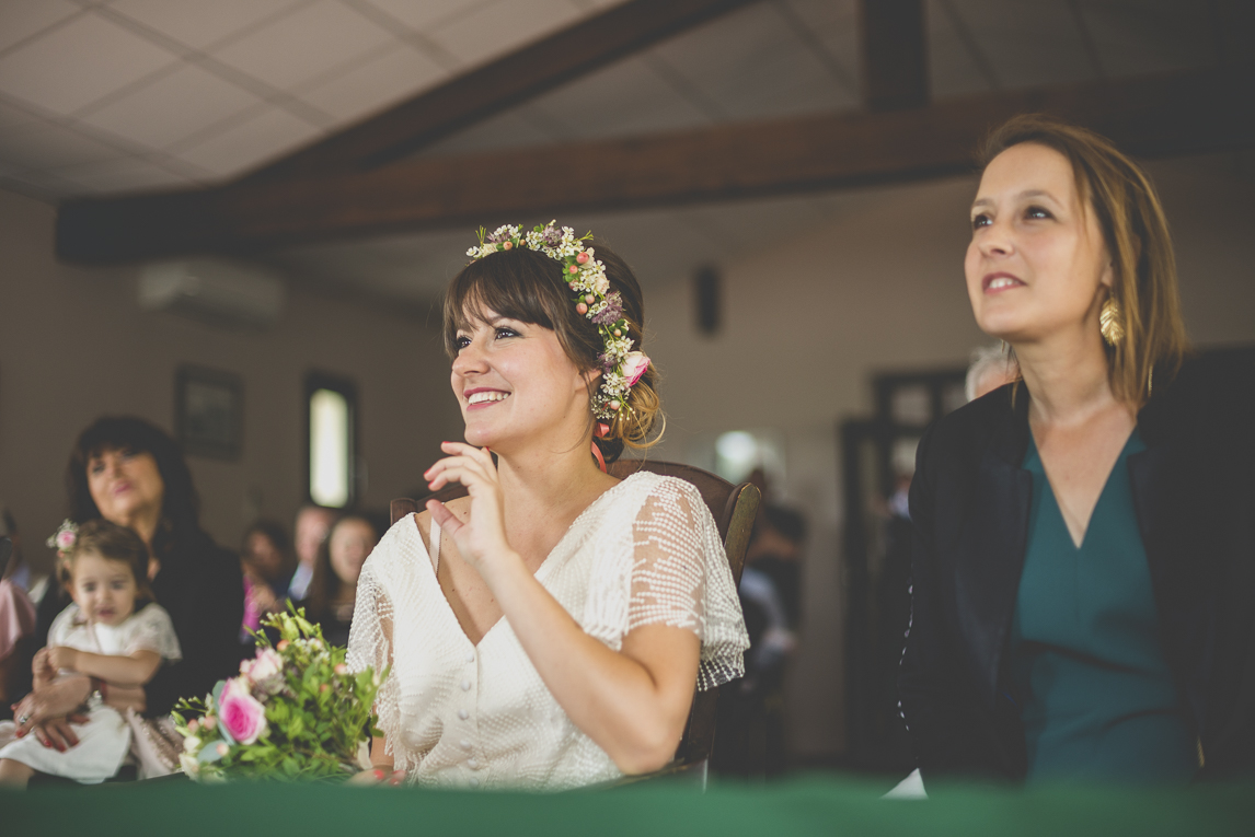 Reportage mariage Toulouse - mariée et témoin pendant cérémonie civile - Photographe mariage