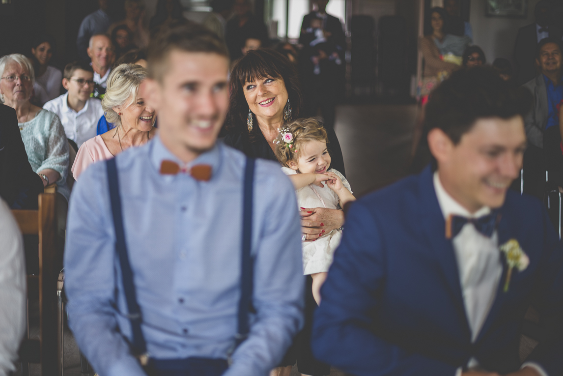 Reportage mariage Toulouse - enfant et invités pendant cérémonie civile - Photographe mariage