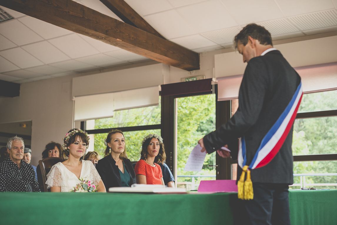 Reportage mariage Toulouse - mariée et témoins pendant cérémonie civile - Photographe mariage