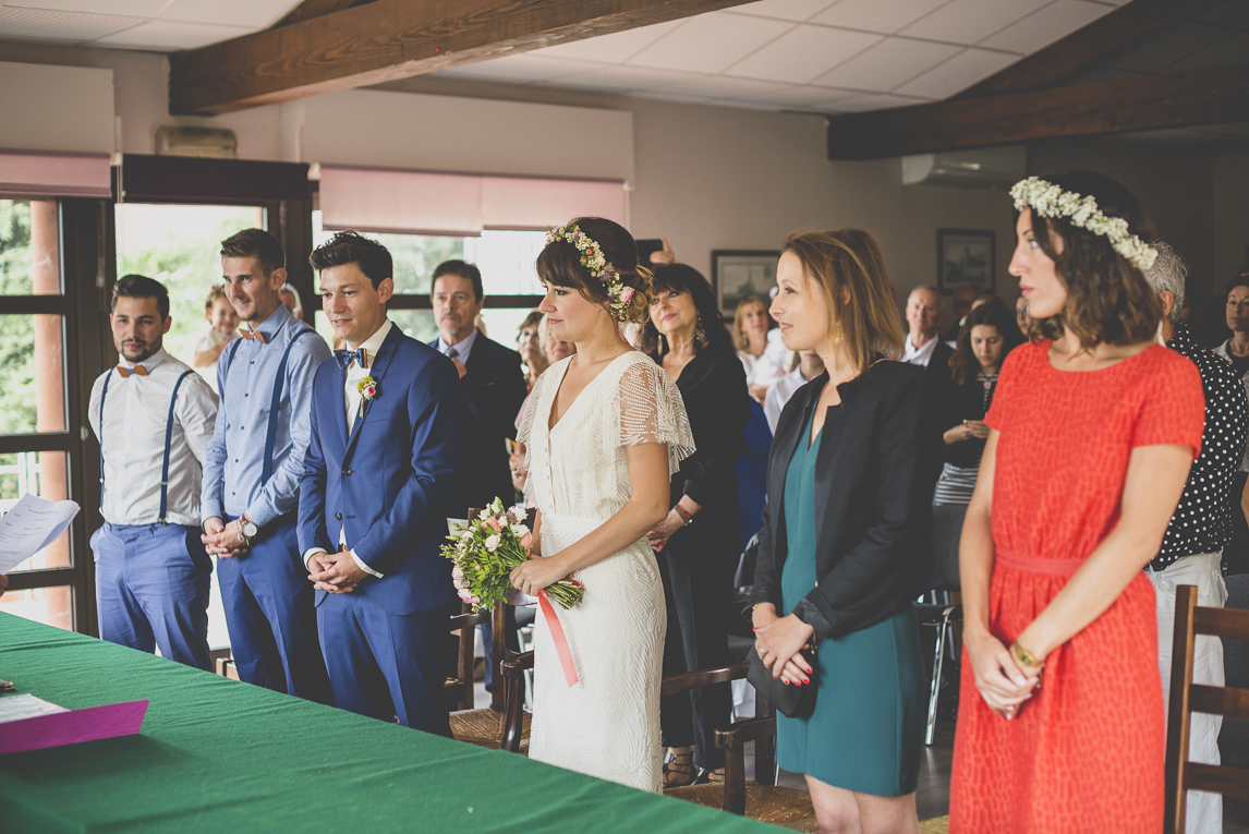 Reportage mariage Toulouse - mariés et témoins pendant cérémonie civile - Photographe mariage