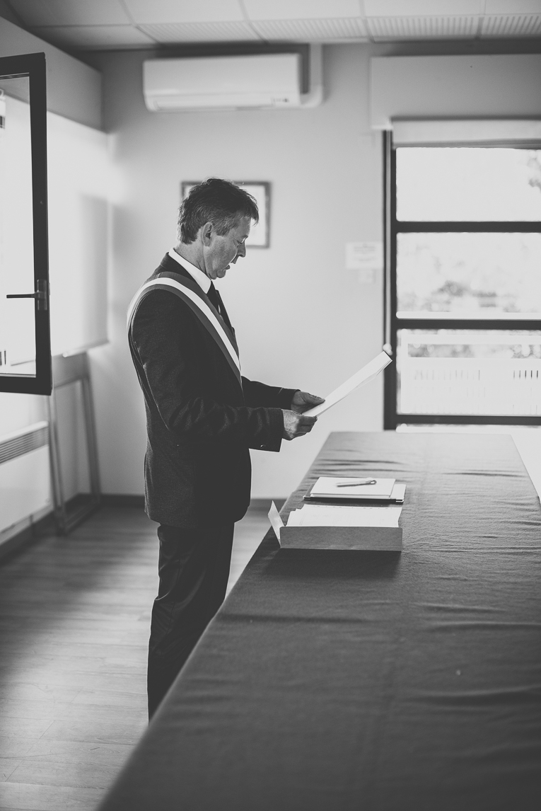 Reportage mariage Toulouse - maire pendant cérémonie civile - Photographe mariage