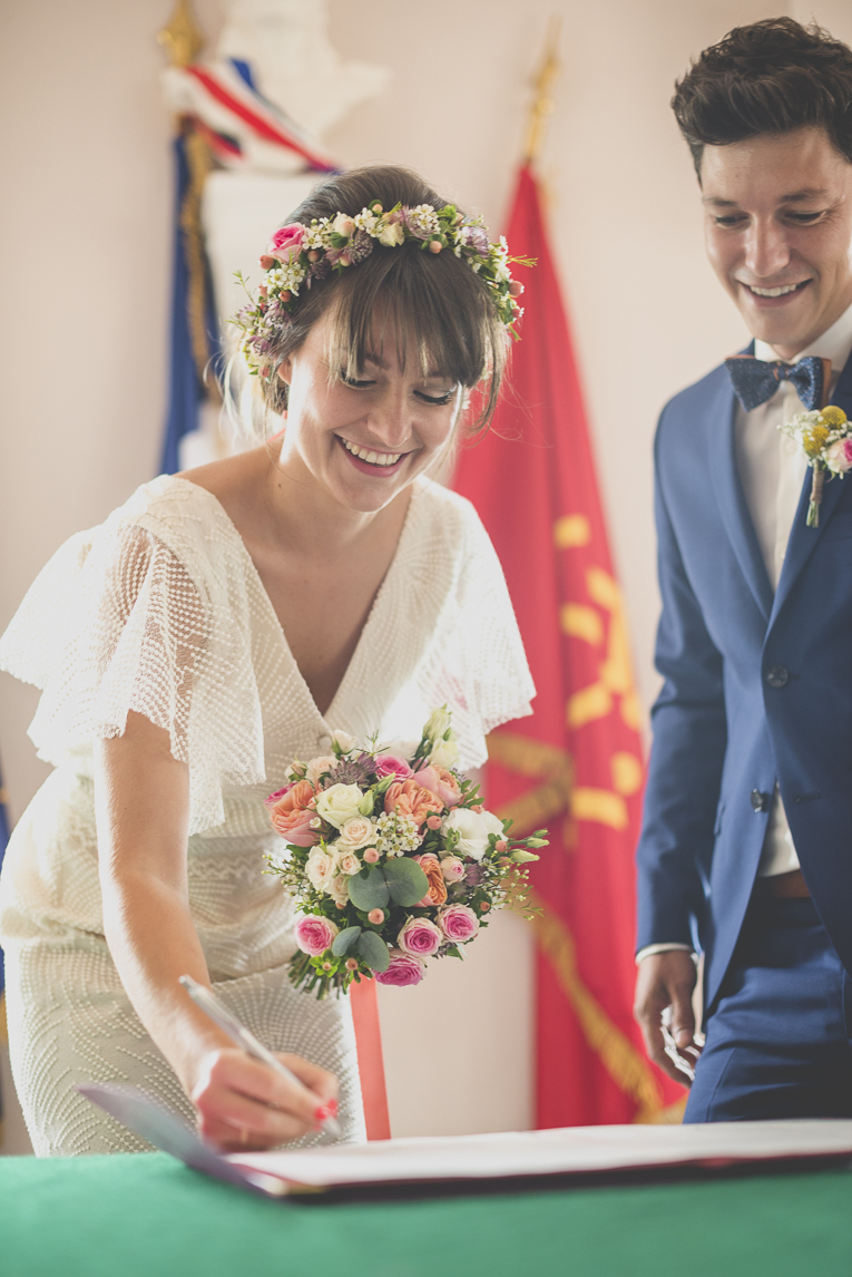 Reportage mariage Toulouse - mariée signe à la mairie - Photographe mariage