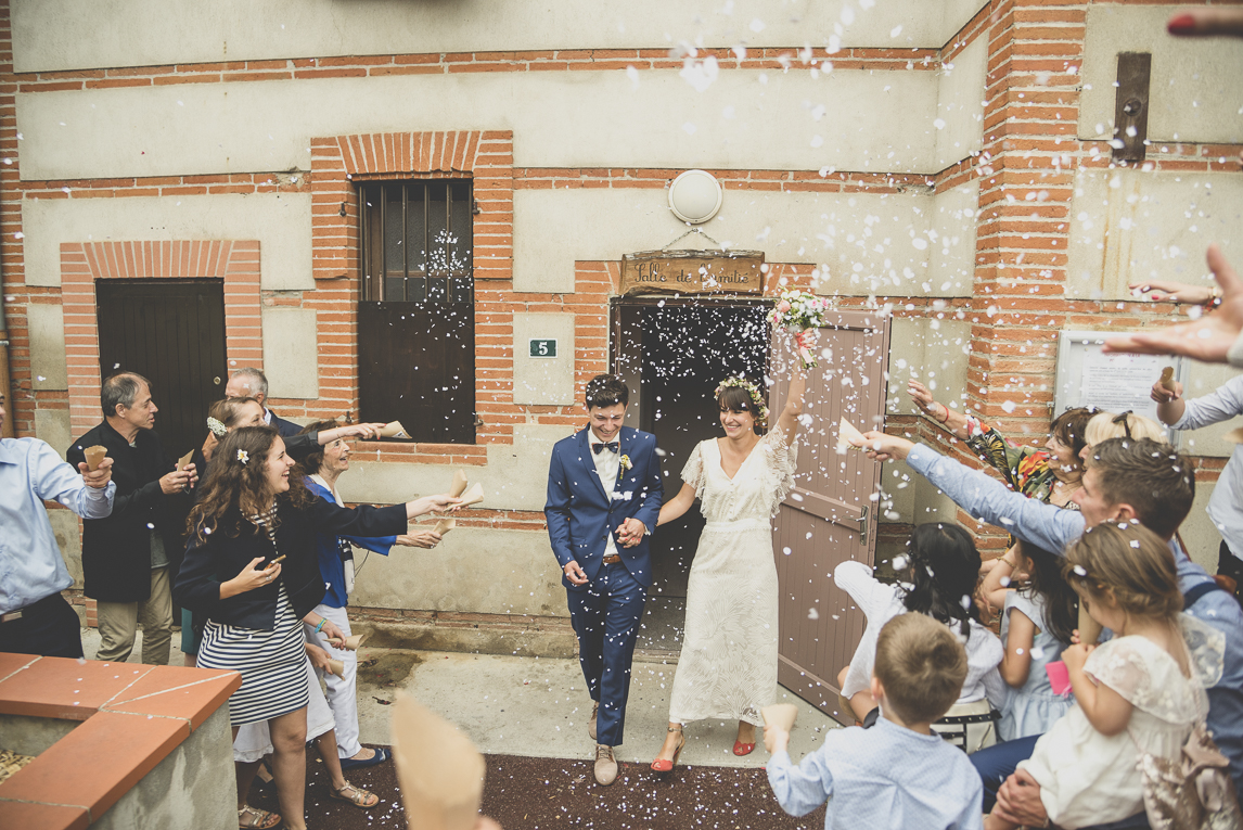 Reportage mariage Toulouse - mariés à la sortie de la mairie - Photographe mariage