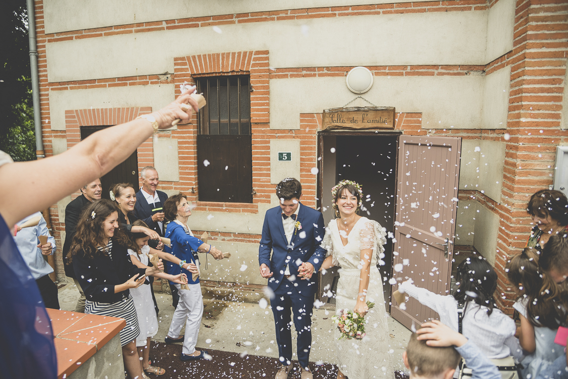 Reportage mariage Toulouse - mariés à la sortie de la mairie - Photographe mariage