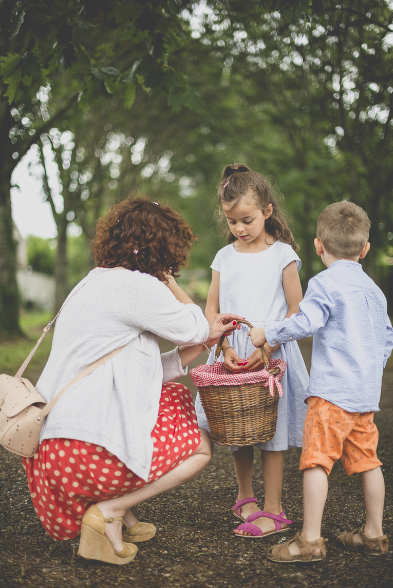 Reportage mariage Toulouse - enfants et maman autour d'un panier de pétales de rose - Photographe mariage