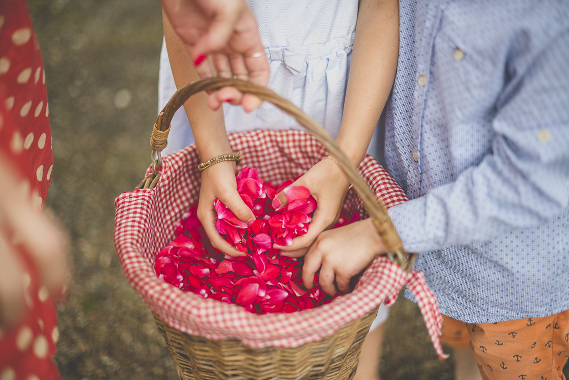 Reportage mariage Toulouse - panier de pétales de roses - Photographe mariage