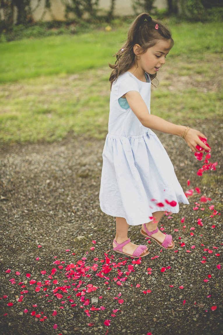 Reportage mariage Toulouse - petite fille jette pétales de roses sur chemin - Photographe mariage