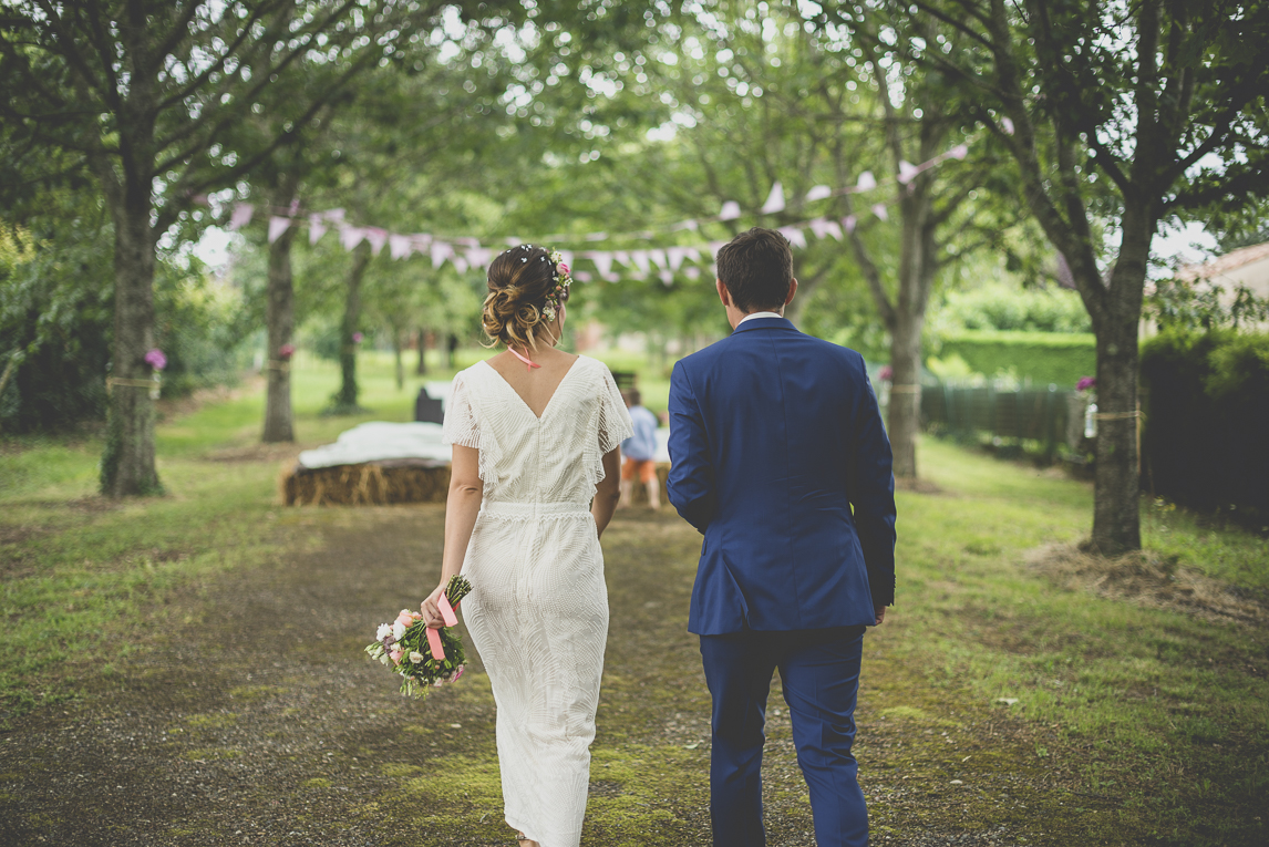 Reportage mariage Toulouse - mariés marchent vers lieu de cérémonie laïque - Photographe mariage