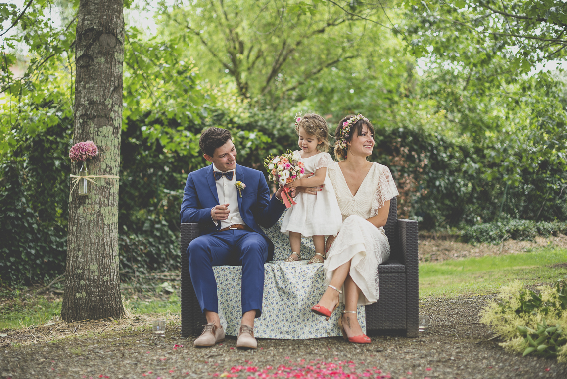 Reportage mariage Toulouse - mariés et enfant pendant cérémonie laïque - Photographe mariage