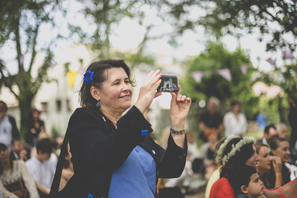 Reportage mariage Toulouse - invitée prend une photo pendant cérémonie laïque - Photographe mariage