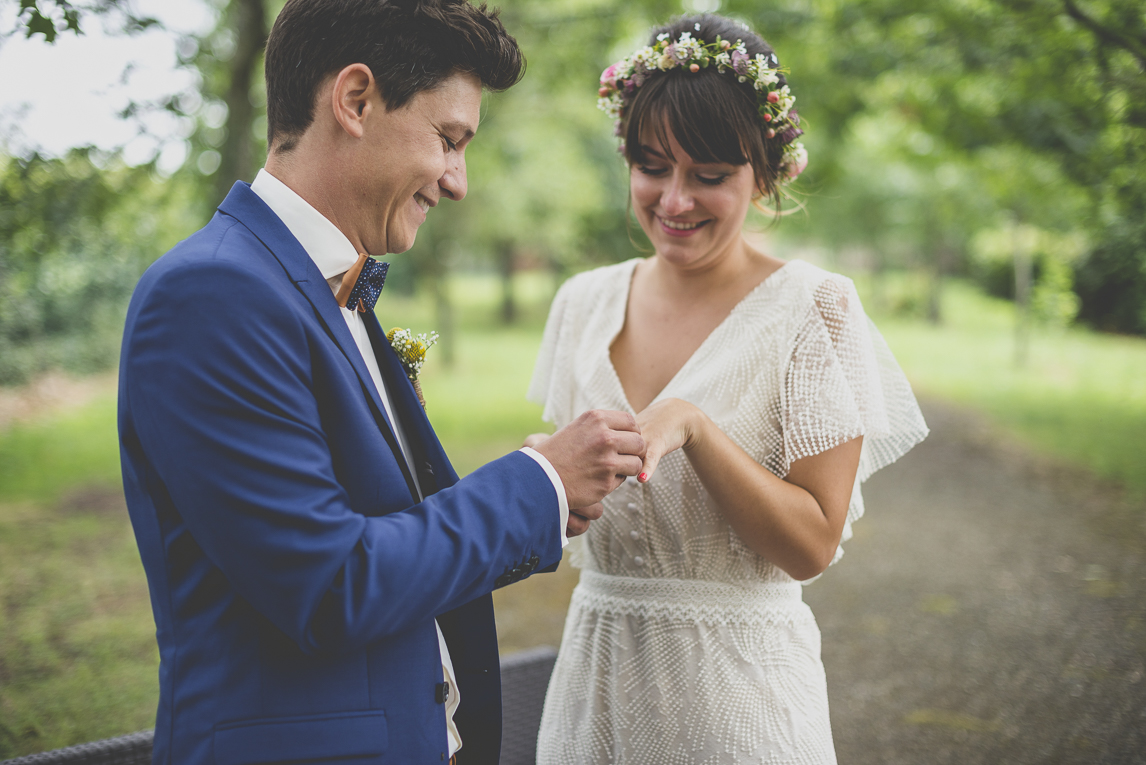 Reportage mariage Toulouse - mariés se passent la bague au doigt - Photographe mariage