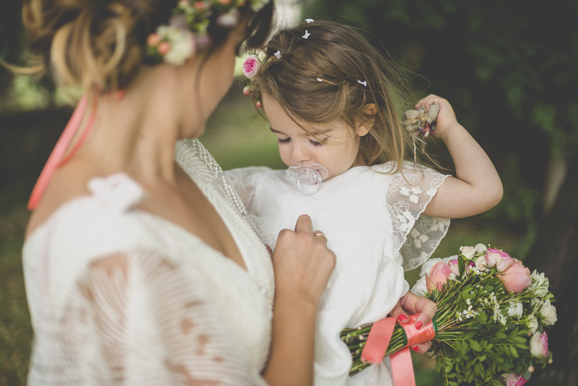 Reportage mariage Toulouse - petite fille dans les bras de maman - Photographe mariage