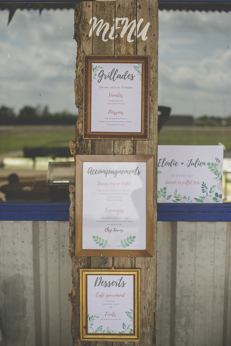 Reportage mariage Toulouse - menu sur planche de bois et cadres - Photographe mariage