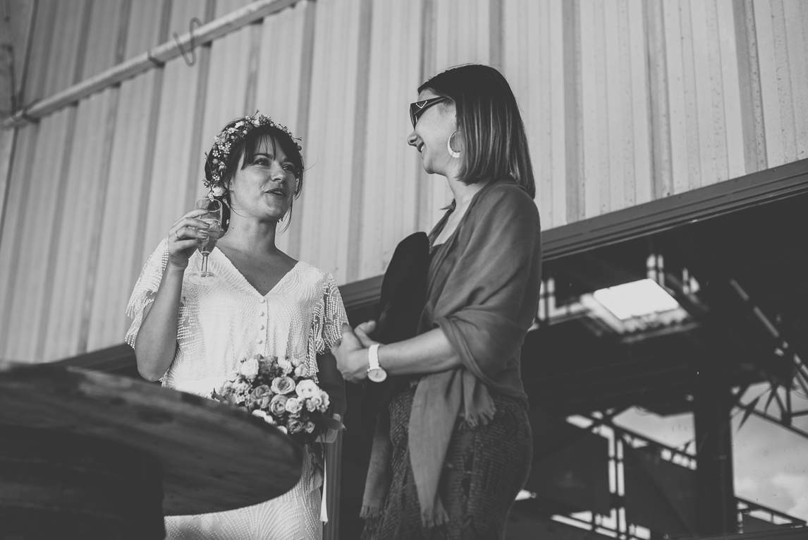 Wedding Photography Toulouse - bride chatting - Wedding Photographer