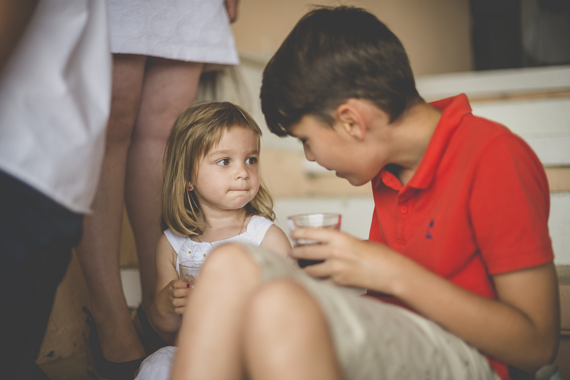 Reportage mariage Toulouse - enfants discutent - Photographe mariage