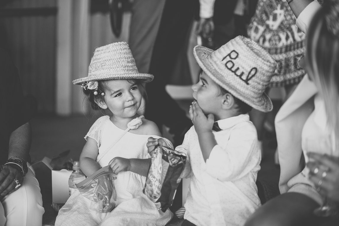 Reportage mariage Toulouse - enfants mangent - Photographe mariage