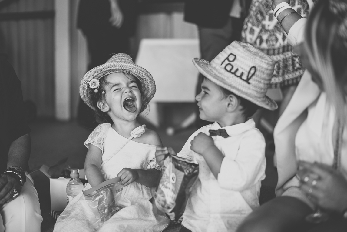 Reportage mariage Toulouse - enfants mangent et rient - Photographe mariage