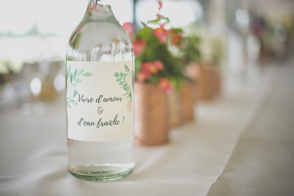 Reportage mariage Toulouse - bouteille d'eau sur table - Photographe mariage