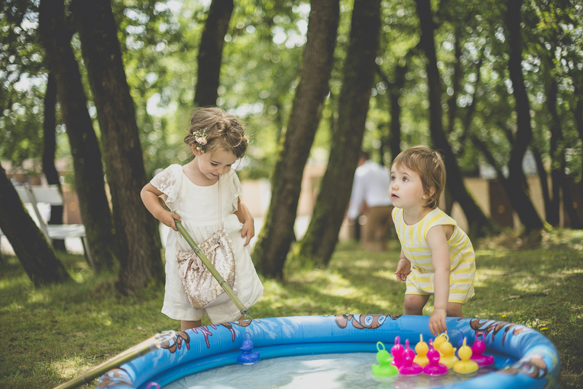 Reportage mariage Toulouse - enfants jouent à la pêche aux canards - Photographe mariage