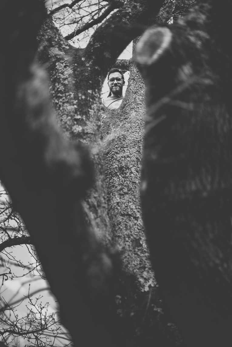 Séance couple en Bretagne - tête d'homme en haut d'un arbre - Photographe de couple