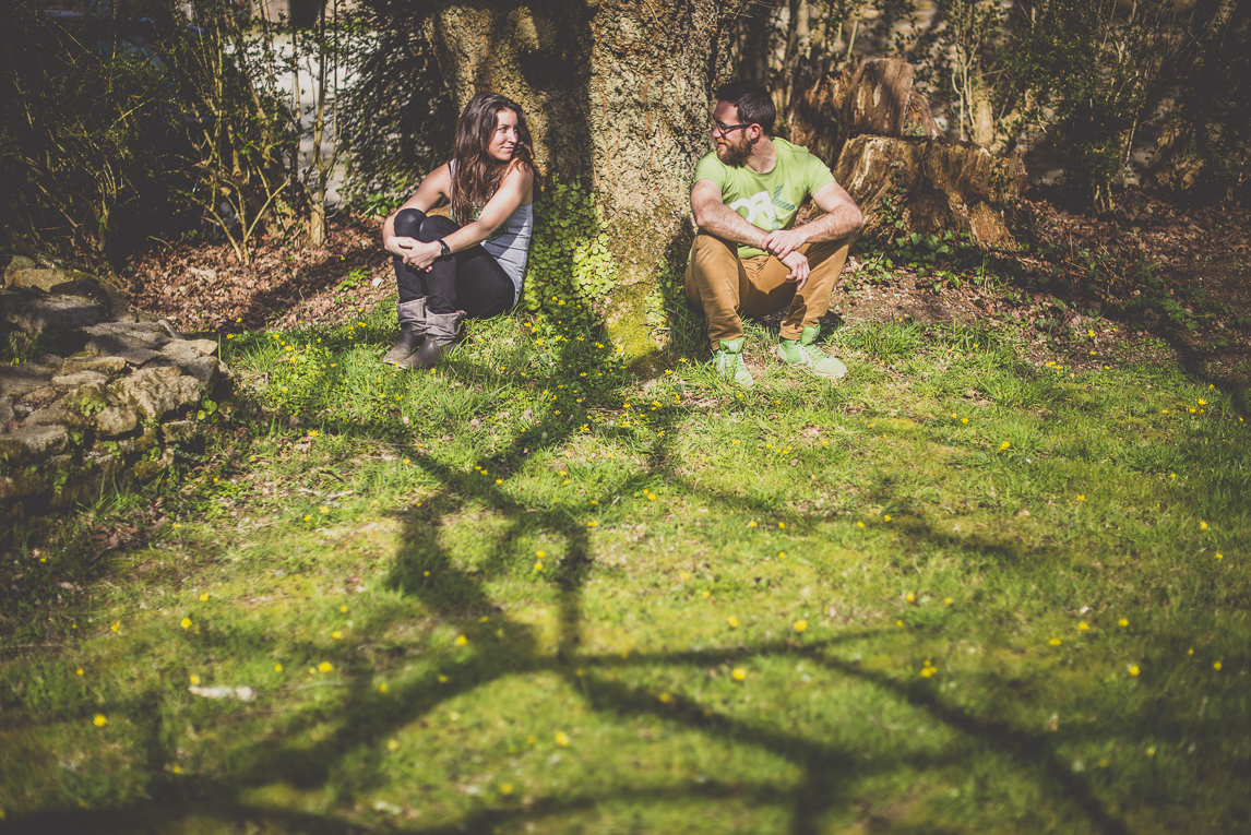 Séance couple en Bretagne - couple assis au pied d'un arbre - Photographe de couple