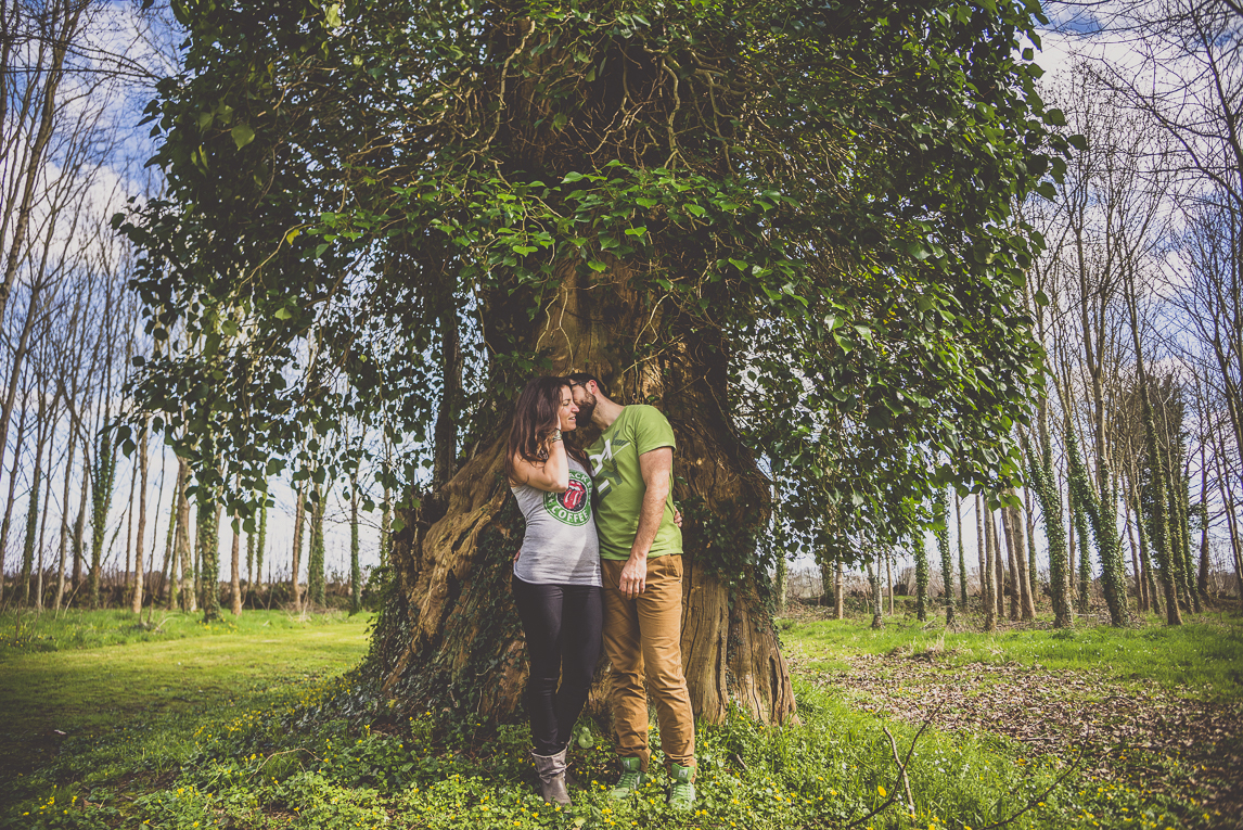 Séance couple en Bretagne - couple devant large arbre - Photographe de couple
