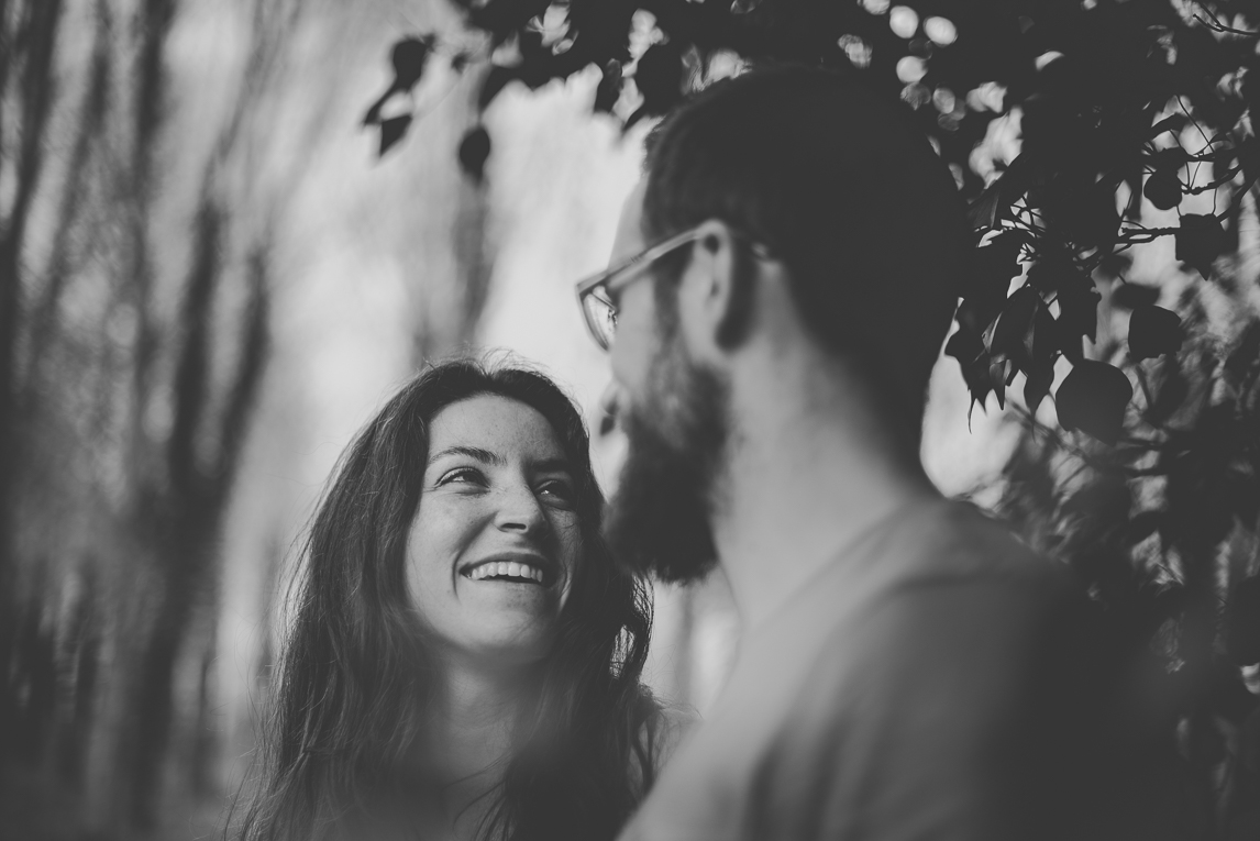 Séance couple en Bretagne - femme sourit à son amoureux - Photographe de couple