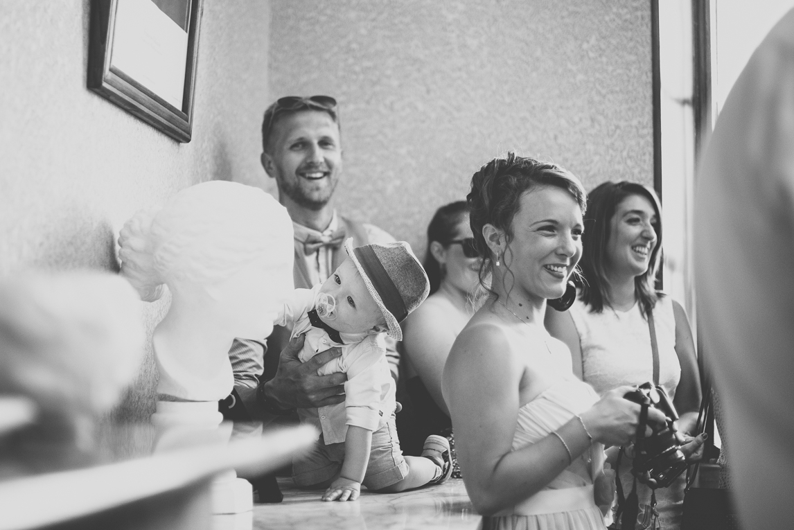 Reportage mariage Sud-Toulousain - invités et petit garçon à la mairie - Photographe mariage