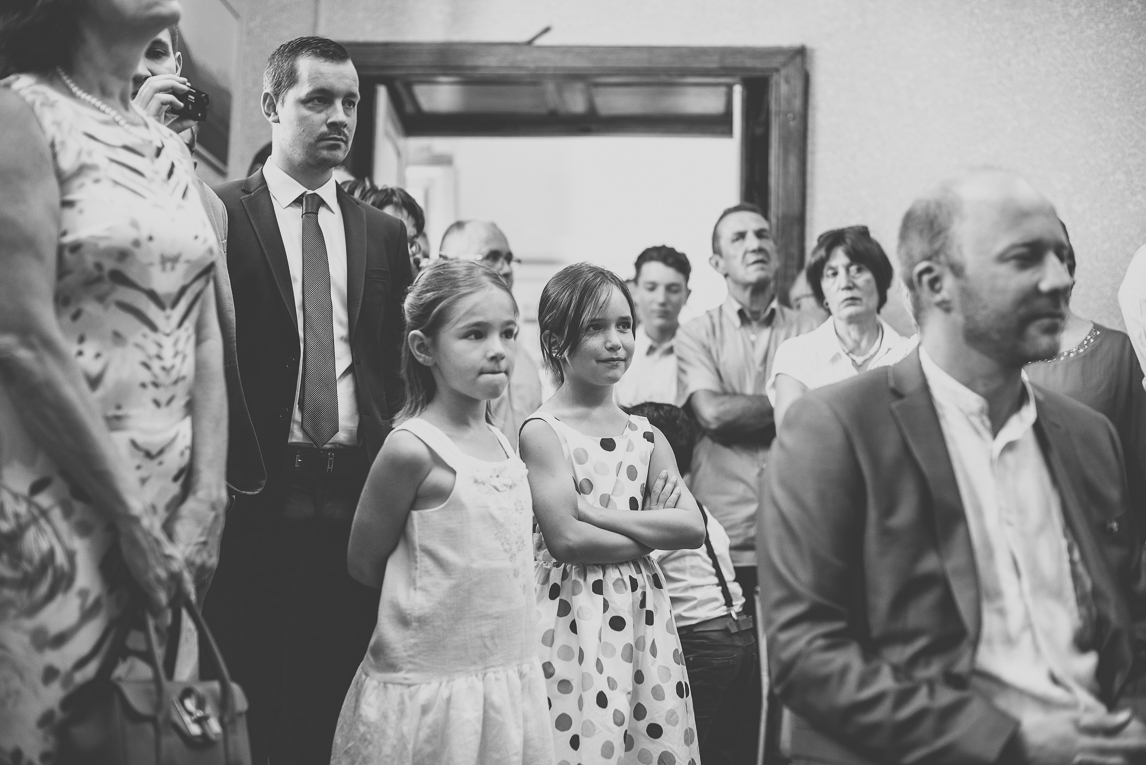 Reportage mariage Sud-Toulousain - invités à la mairie - Photographe mariage