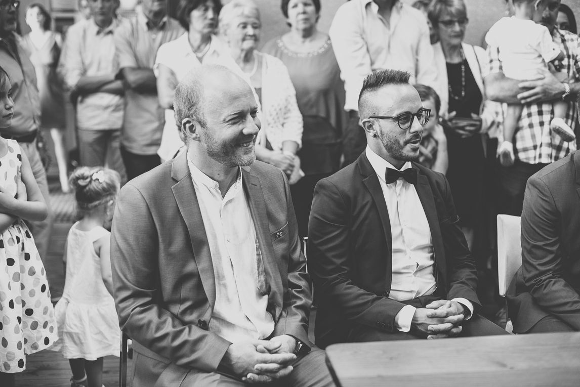 Reportage mariage Sud-Toulousain - témoins à la mairie - Photographe mariage