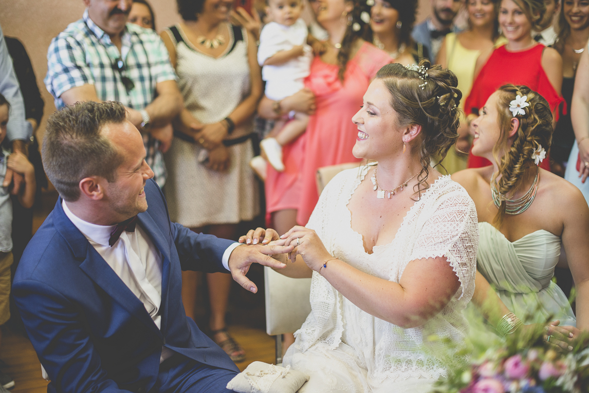 Reportage mariage Sud-Toulousain - mariés se passant la bague au doigt à la mairie - Photographe mariage