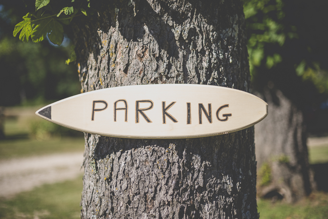 Reportage mariage Sud-Toulousain - panneau parking sur tronc d'arbre - Photographe mariage