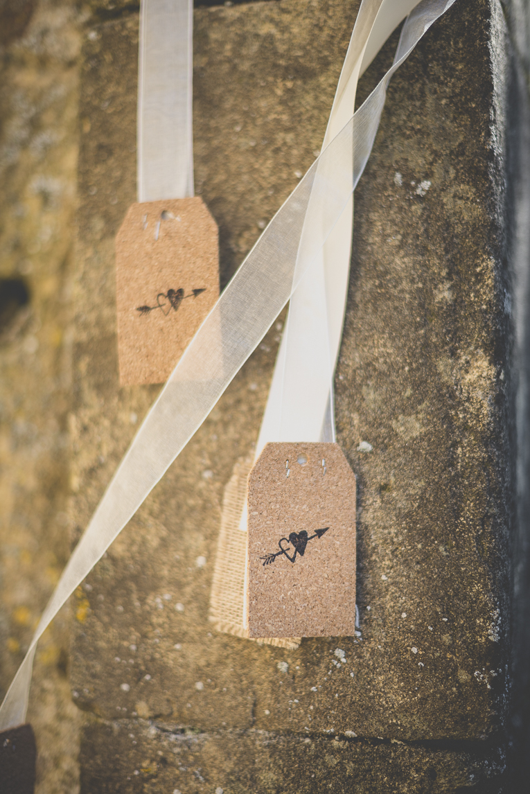 Reportage mariage Sud-Toulousain - décoration de mariage avec rubans et étiquettes - Photographe mariage