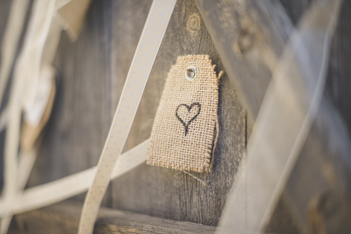 Reportage mariage Sud-Toulousain - décoration de mariage avec rubans et étiquettes - Photographe mariage