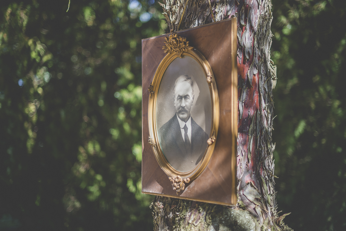 Reportage mariage Sud-Toulousain - vieille photo encadrée sur tronc d'arbre - Photographe mariage