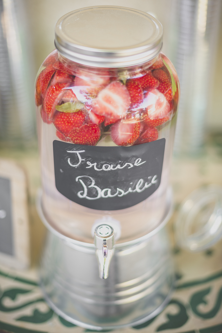 Reportage mariage Sud-Toulousain - distributeur d'eau à la fraise et au basilic - Photographe mariage