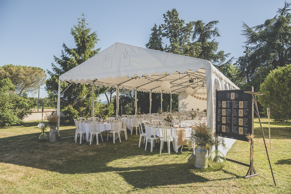 Reportage mariage Sud-Toulousain - tables sous gazebo - Photographe mariage