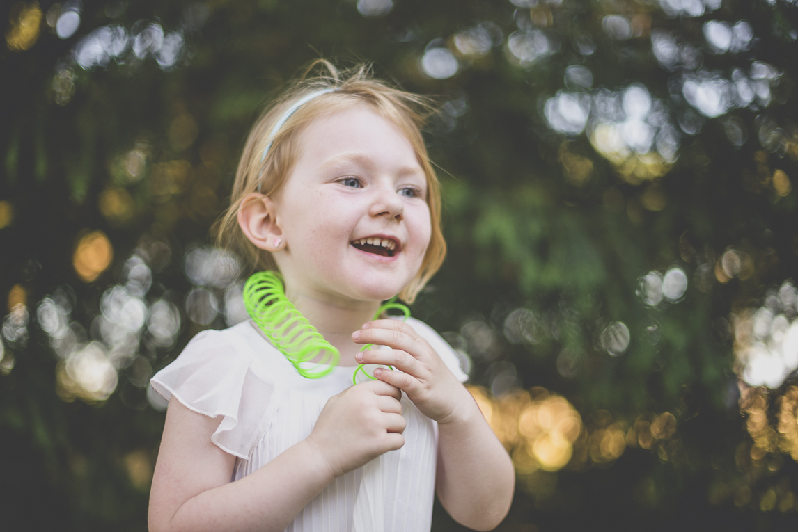 Reportage mariage Sud-Toulousain - enfant joue - Photographe mariage