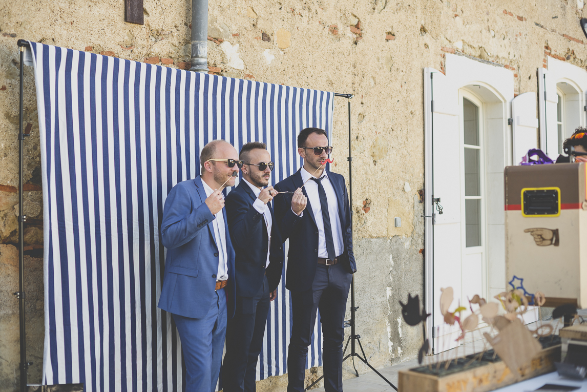 Reportage mariage Sud-Toulousain - groupe posant devant le photobooth - Photographe mariage