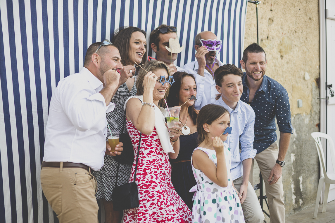 Reportage mariage Sud-Toulousain - groupe posant devant le photobooth - Photographe mariage