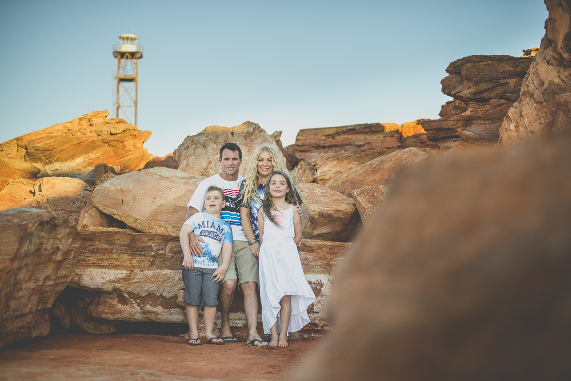 Séance photo famille - famille posant parmis les rochers rouges - Photographe famille