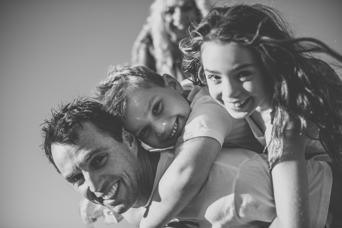 Séance photo famille - enfants sur le dos de leur papa - Photographe famille