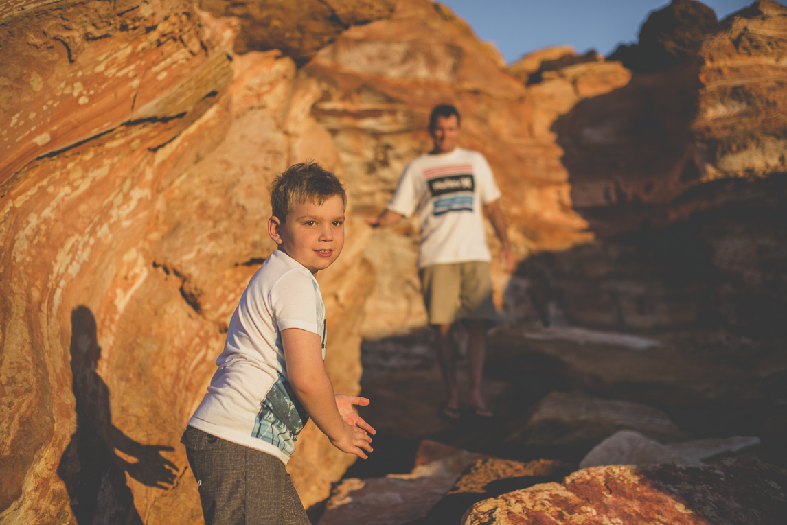 Séance photo famille - enfant et papa sur les rochers rouges - Photographe famille