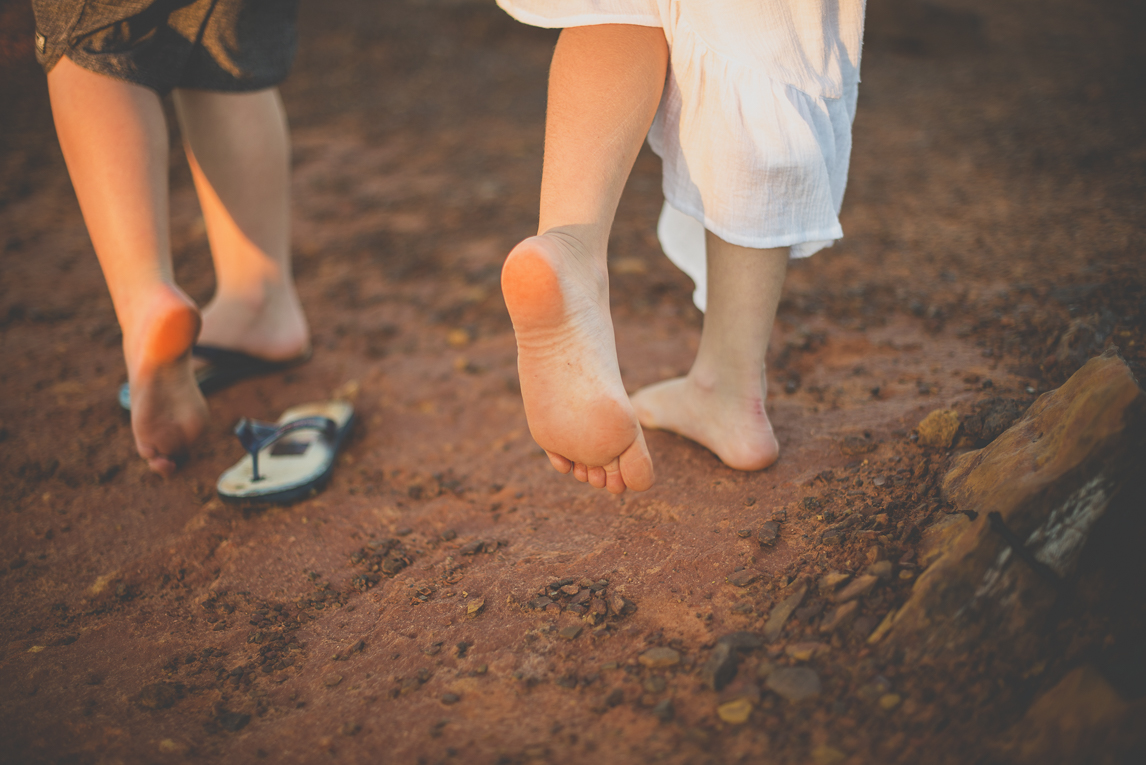 Séance photo famille - pieds nus des enfants rougis par le sable rouge - Photographe famille